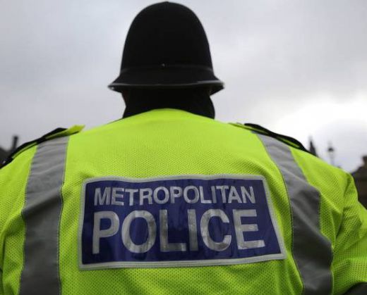 Лондонската полиция разследва тройно убийство близо до железопътна гара