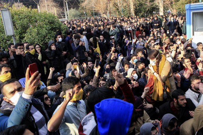 Недоволство в Иран след закъснялото признание за сваляне на самолета