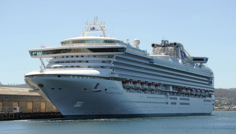 Хиляди заложници на коронавируса на круизен кораб: 10 пътници са болни, останалите затворени вътре