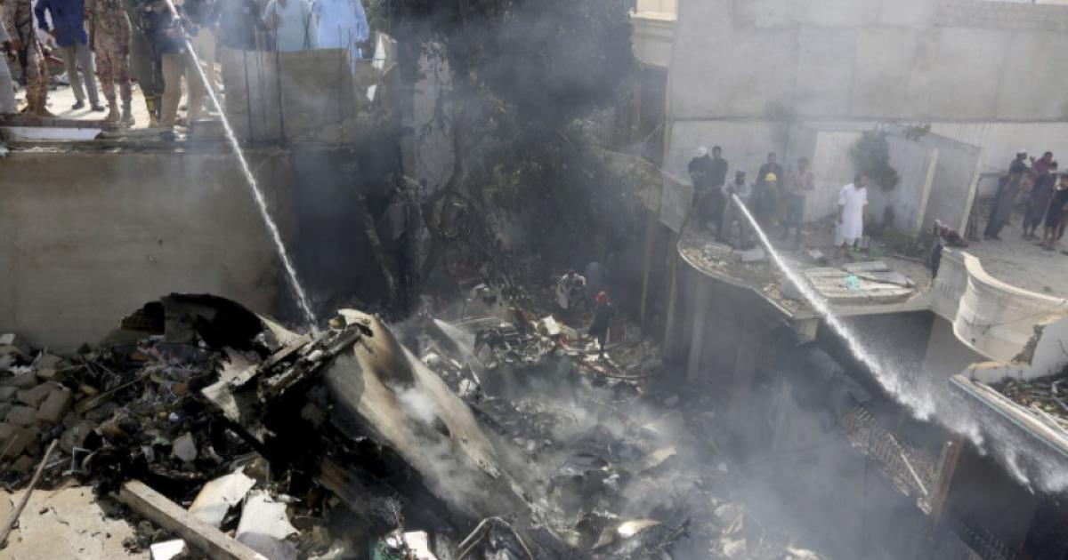 Загиналите при разбиването на пакистанския самолет са вече 80