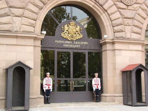 Извънредно: Спецпрокуратурата и СДВР влязоха в сградата на Президентството