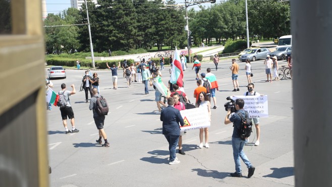 „Ди Цайт“: Новите блокади в София увеличават натиска върху правителството