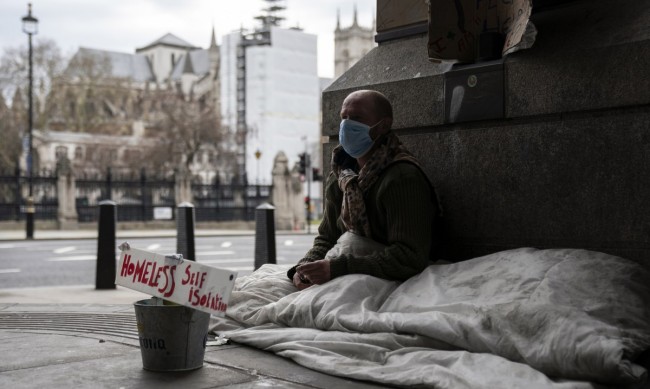 Бездомни източноевропейци наводниха най-скъпите лондонски улици