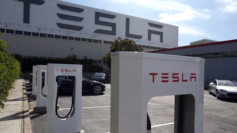 Tesla изгражда първите си зарядни станции в София