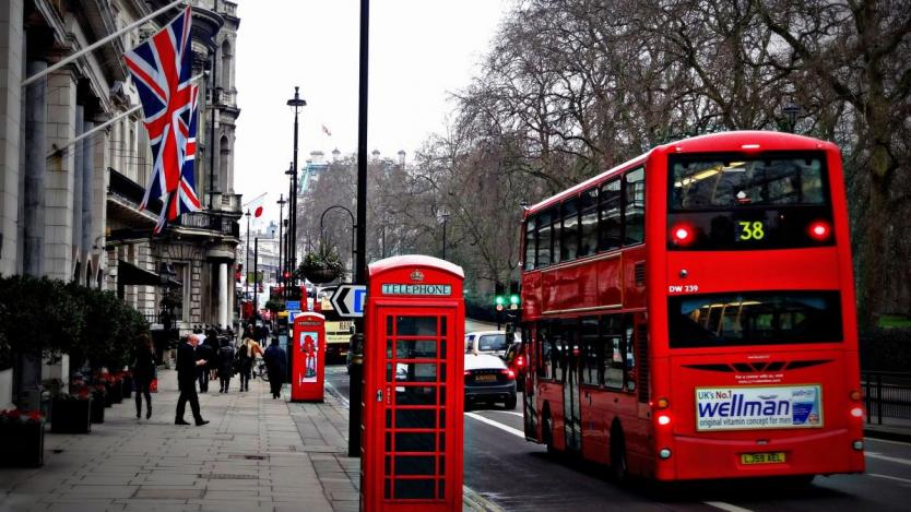 Стотици от емблематичните червени телефонни кабини във Великобритания чакат за “осиновяване”