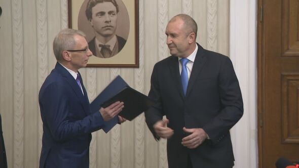 Президентът Румен Радев връчи мандат за съставяне на правителство на Николай Денков от „Продължаваме Промяната“