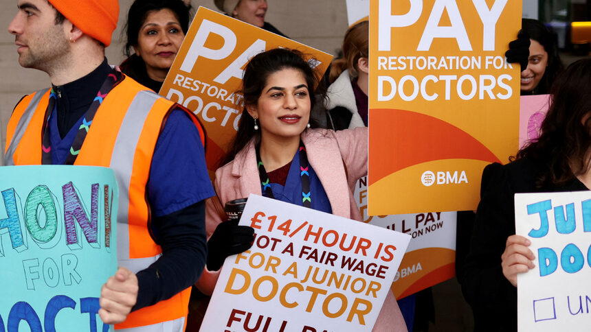 Великобритания се готви за “несравними” смущения заради лекарска стачка
