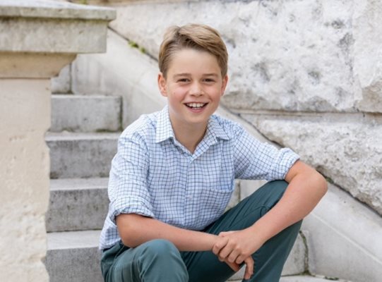 Британската кралска фамилия публикува нова снимка на принц Джордж, който днес навършва десет години