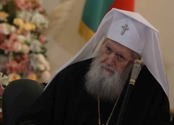 С топовни салюти и химна погребаха патриарх Неофит